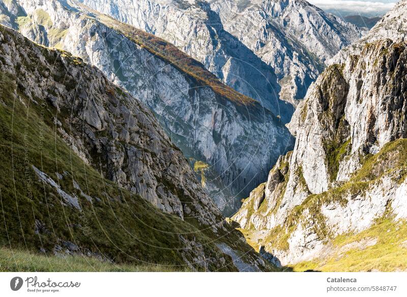 Licht und Schatten in der Berglandschaft Tourismus Ferien & Urlaub & Reisen Himmel Umwelt wandern Landschaft Berge Tageslicht Gebirge steinig Gipfel