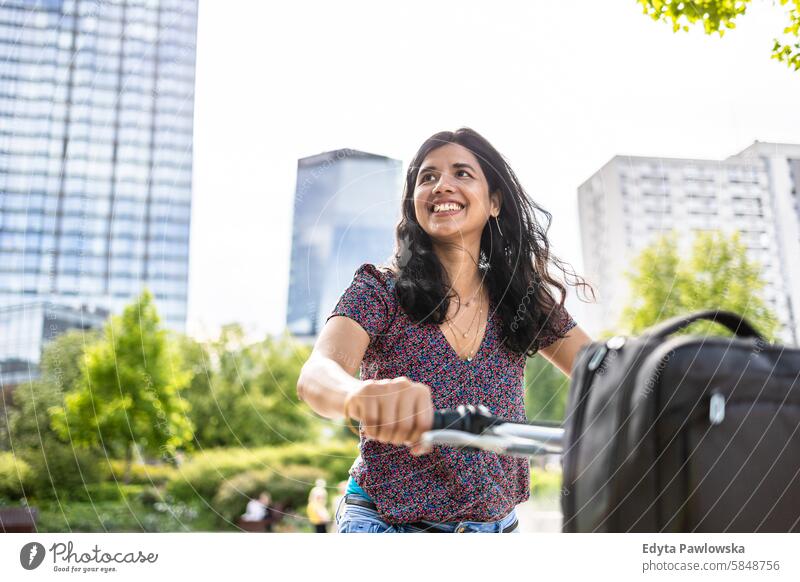 Porträt einer glücklichen Frau mit Fahrrad in der Stadt Inder echte Menschen Großstadt Spaß Sommer genießend Straße reisen im Freien urban Erwachsener