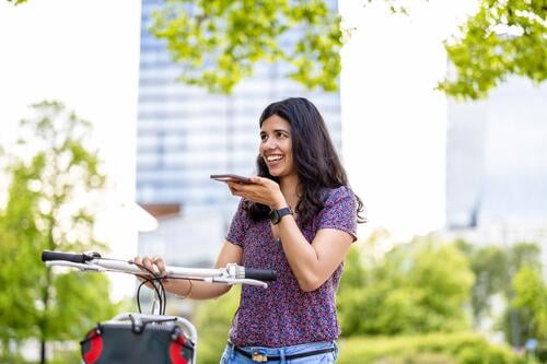 Porträt einer glücklichen Frau mit Fahrrad in der Stadt Inder echte Menschen Großstadt Spaß Sommer genießend Straße reisen im Freien urban Erwachsener