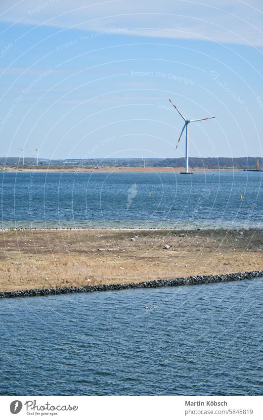 Offshore-Windkraftanlage im Meer, an der Küste. Die grüne Energie der Zukunft. Energie Sauberkeit offshore Industrie Ökologie Kraft Rotor Elektrizität Sonne