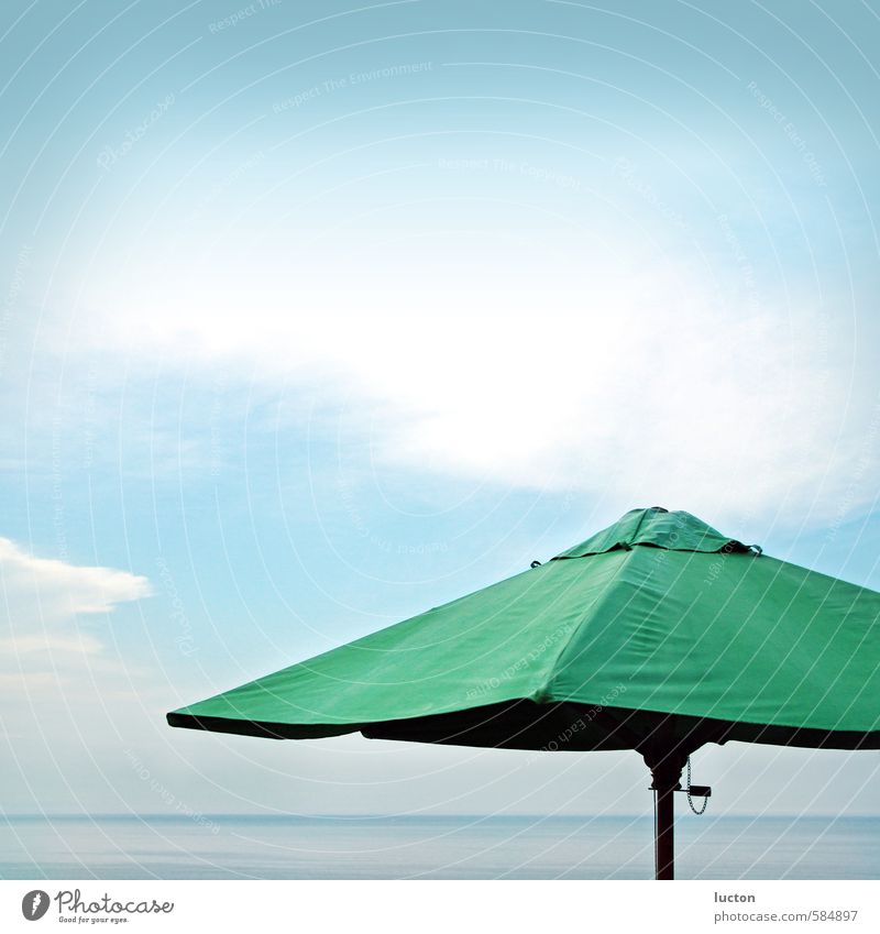 Grüner Sonnenschirm vor Meereshorizont | Schwarzes Meer Natur Landschaft Wasser Himmel Wolken Sommer Wetter Gewitter Küste Bucht Bulgarien Europa Erholung frei