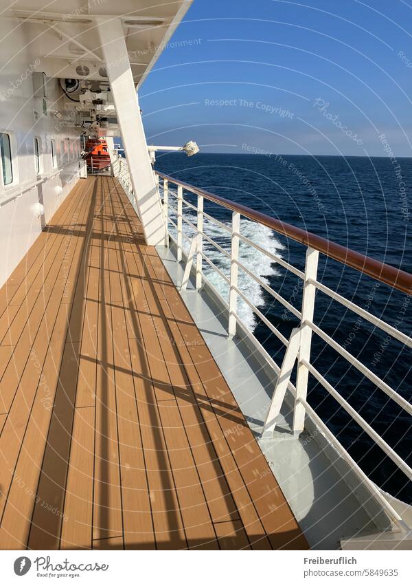 Blick auf das Meer am Tag vom Außendeck auf dem Schiff an der Backbordseite Himmel Wellen Sonne Schatten Schifffahrt schöner Tag frische Luft Fahrtwind Wind