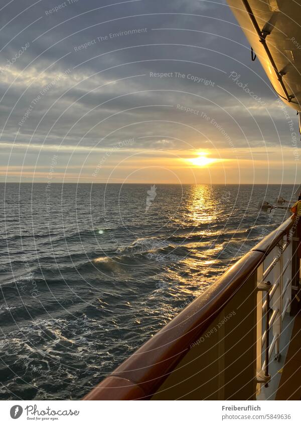 Sonnenuntergang auf einem Schiff am Meer Reling Wellen Wasser Wolken Stimmung Atmosphäre Geländer Romantisch frische Luft Himmel Abendstimmung