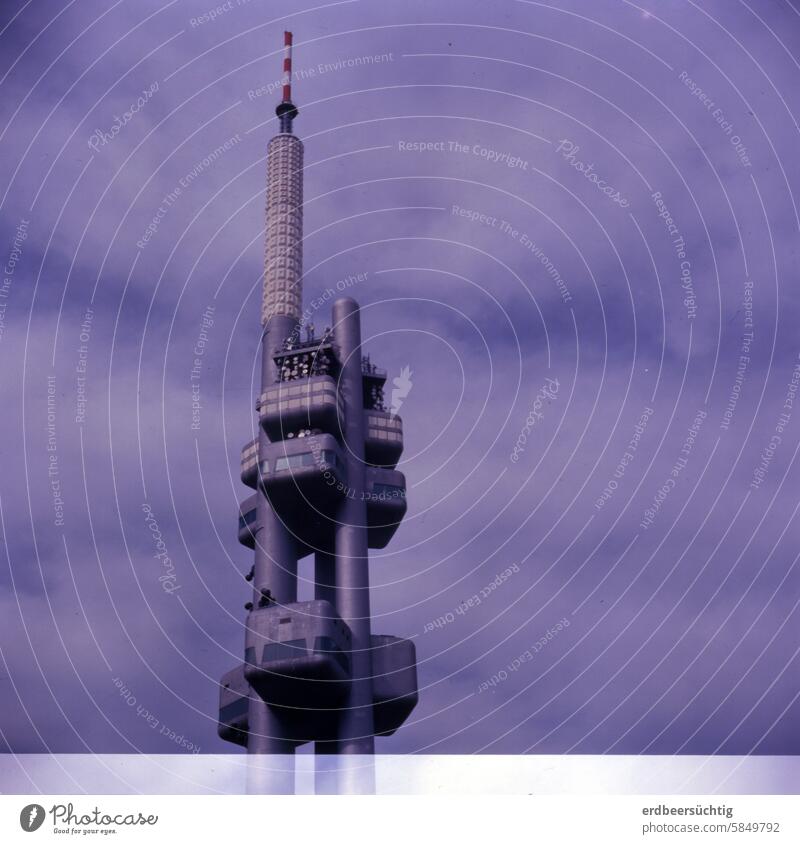 Prager Fernsehturm vor blauwolkigem Himmel Bauwerk Architektur Sozialismus Stahl Beton Aussichtsturm Antenne Sehenswürdigkeit Doppelbelichtung Analogfotografie