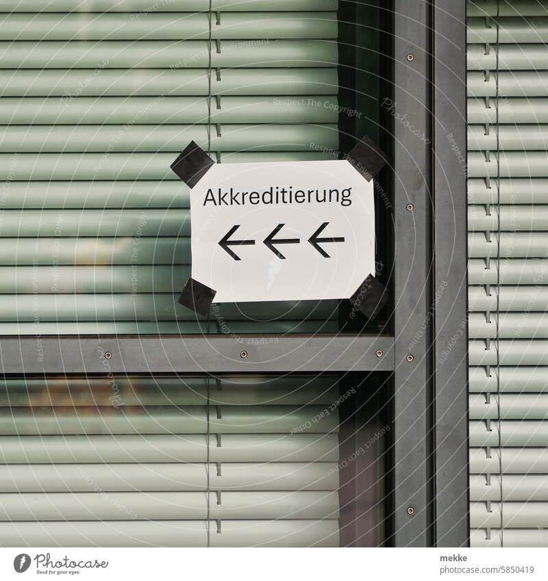 UT Leipzig - heiter bis wolkig | Nur für registrierte PC User Akkreditierung Scheibe Fenster Zettel Hinweisschild Richtung Stelle Büro Schilder & Markierungen
