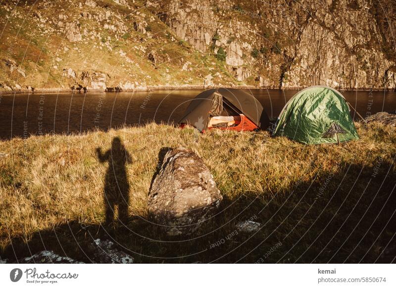 Wild Camping wild campen Zelt zwei Wandern morgens Schatten Mensch Stein Ufer See Berge Wales draußen