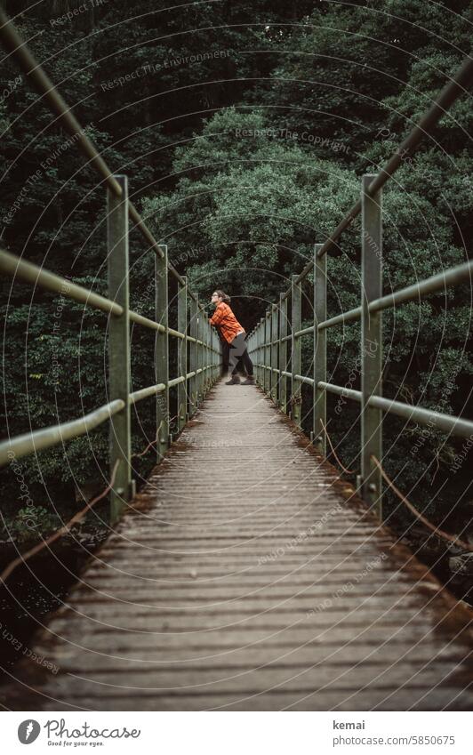 Auf der Brücke warten Holzbrücke Frau Mensch stehen schauen alleine einsam Einsamkeit Ruhe abstützen Geländer Stahl wandern Pause