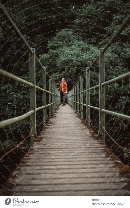 Auf der Brücke stehen Mensch Frau Hemd wandern schauen halten Geländer Holzbrücke Stahl grün alleine einsam Ruhe