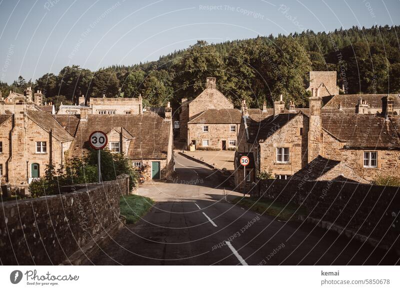 Englisches Dorf einsam menschenleer England Sandstein Idylle Straße Haus 30 morgens friedlich Wald Bäume Himmel