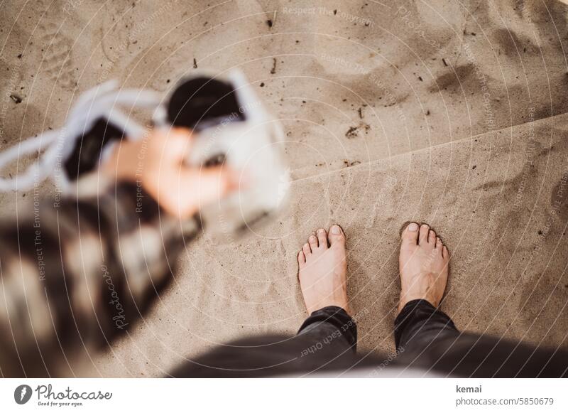 Füße im Sand Fuß barfuß Schuhe Hand halten stehen Urlaub Zehen