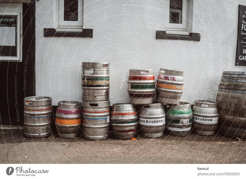 Bierfässer Bierfass Fass silber leer Hauswand Pub Wand Fässer bunt Alkohol Getränk Restaurant Brauerei