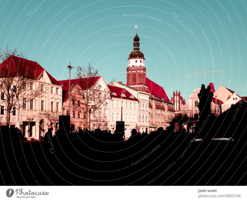 Kontrast Cottbus urban Stadtzentrum Straßenfotografie Menschenmenge Silhouette Schatten Kirche Häuserzeile Sonnenlicht Tiefenschärfe abstrakt Altstadt