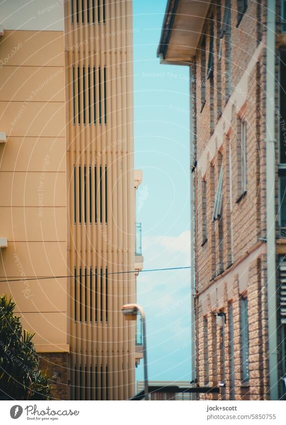 Lücke zwischen Häuser Architektur Himmel Fassade Umwelt Schönes Wetter Stil authentisch Sonnenlicht Queensland Australien Hintergrund neutral Stromleitung
