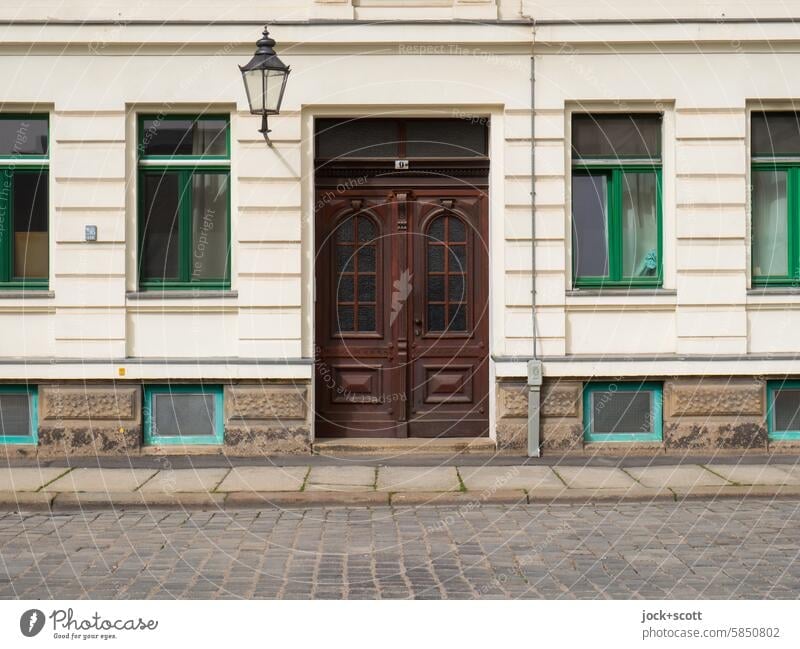 altehrwürdige Fassade Stadthaus Eingang Stil Bürgersteig Straße Kopfsteinpflaster Haus Tür Eingangstür Vergangenheit Symmetrie Altbau authentisch Architektur