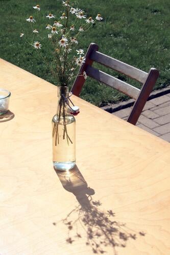 noch ein freier Platz Sonnenschein Landwirtschaft draußen Hoffest Blumendeko zünftig passend Tisch Holztisch einladend Stuhl Wasserflasche Bügelflasche Pflanzen