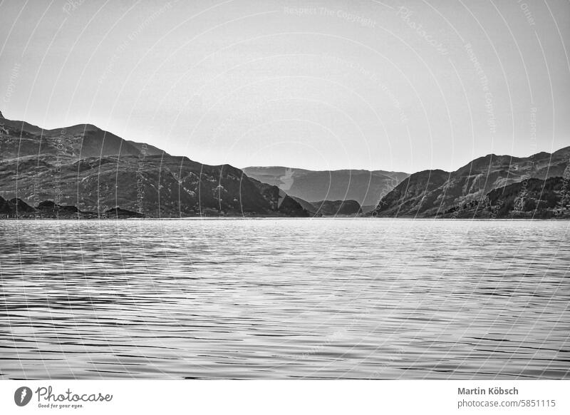 Norwegische Fjordlandschaft. Berge mit schroffer Vegetation. Kristallklares Wasser Schnee Norwegen Natur Skandinavien Landschaft Tourismus horizontal Himmel