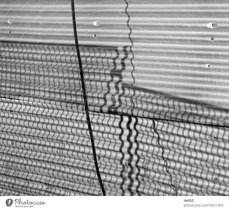 Wellenbewegung Wellasbest Wand pulsierend Hütte geschwungen Fassade gewellt Detailaufnahme Gitter Zaun Schatten Kabel Strukturen & Formen Gebäude abstrakt