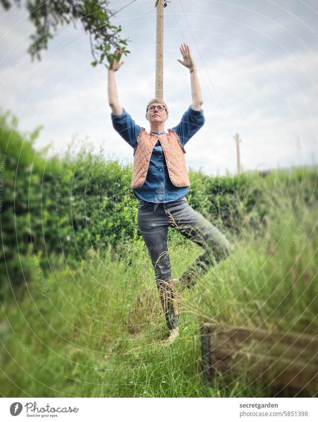 [HH Schregatour24] Herr, wirf Hoffnung vom Himmel! Baum stehend standhaft hoch Arme Hände Sport Balance sportlich orange Stärke Zufall Fokus Körper grün Hecke