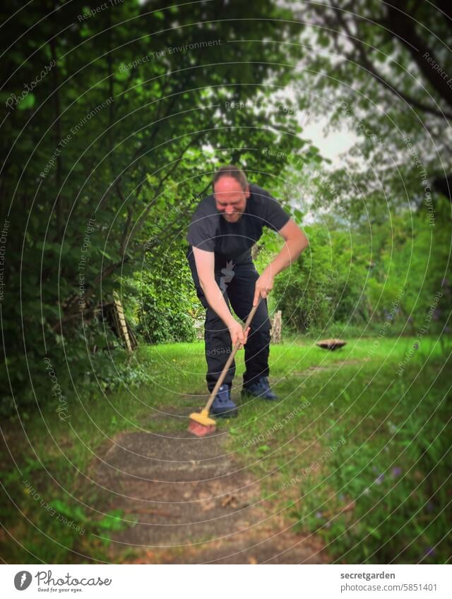 [HH Schregatour24] Ordnungsliebend Tag Sauberkeit Arbeit anonym Busch Farbfoto gärtnern Tätigkeit Pflastersteine Umwelt Gras geheimnisvoll Büsche