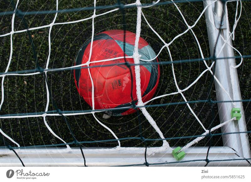 Roter Fußball Sport rot rote Kugel Tornetz Torpfosten Fußballtor Freizeit & Hobby Fußballtraining