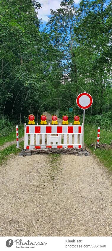 Gesperrt! - Dieser Fuß- und Wanderweg ist gesperrt - kein Durchkommen - wegen Hochwasser Verbotsschild Absperrung Gefahr Warnschild Verbote Hinweis