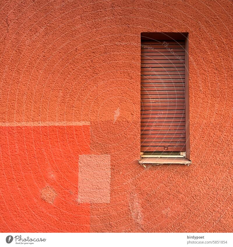 farbige Häuserwand ( Rottöne) mit brauner Holz Jalousie heruntergelssen Fassade Fenster Architektur Rollladen geschlossen rot orange hellrot Rosa beige schmal