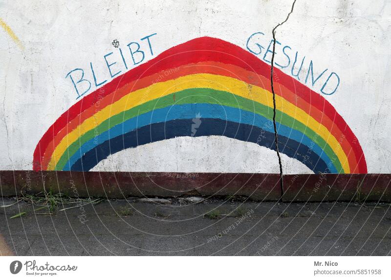 bleibt gesund Bleibt gesund Regenbogen regenbogenfarben Mauer Graffiti bunt Symbole & Metaphern Gesundheitsrisiko Fassade Schrift Schriftzug kreativ Kreativität