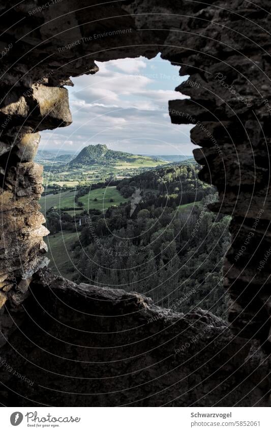 Fenster einer Burgruine mit Aussicht auf den Hegau Ruine Öffnung