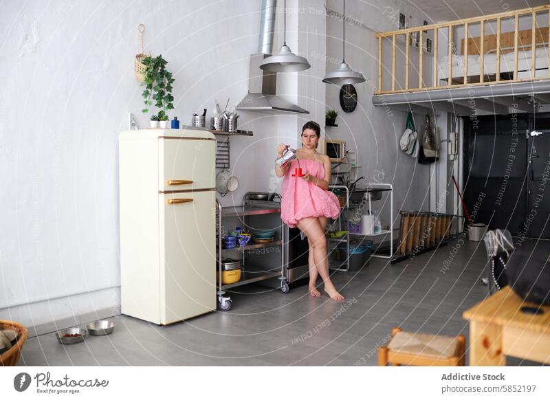 Morgenroutine in einer modernen Loftküche Frau rosa Kleid Essen Joghurt Küche altehrwürdig Vorrichtung Stil Minimalismus stylisch Innenbereich jung Frühstück