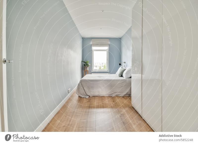 Minimalistische Schlafzimmereinrichtung mit natürlichem Licht Innenbereich Design minimalistisch modern hölzern Stock Streu Fenster Möbel Bett Kopfkissen Decke