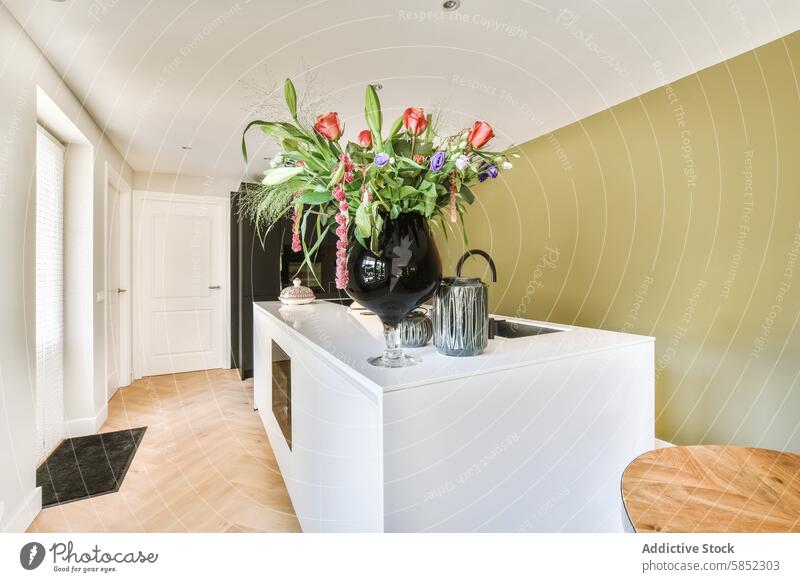 Modernes Wohninterieur mit elegantem Blumenarrangement Innenbereich Design heimwärts modern Zeitgenosse Ordnung Vase Kabinett weiß farbenfroh Raum Ästhetik