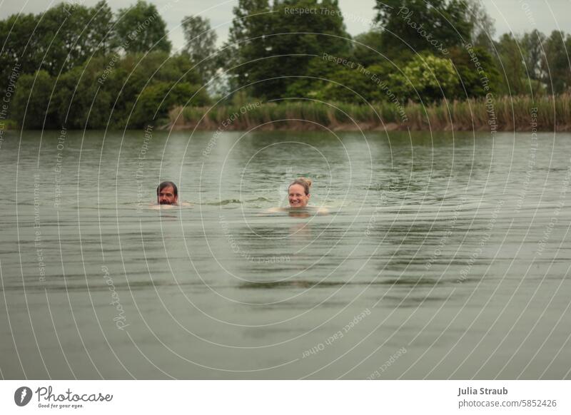 Schwimmen im See idylisch Schwimmen & Baden schwimmen baden Paar Frau Mann ufer Schilf Bäume kalt Sommer Wasser sportlich