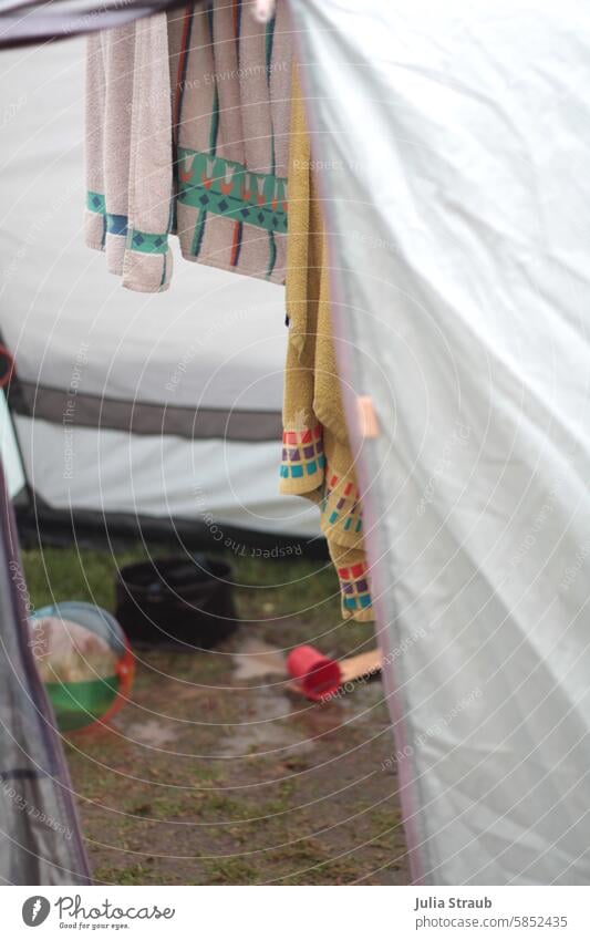 Festivalsommer campen Zelten im Zelt nass Wasser überschwemmt Pfütze Wasserball handtuch Wiese nach dem regen verlassen Wetter Sommer festivalstimmung