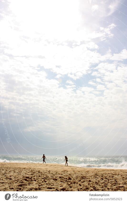 Paar wandert am Strand spazieren Urlaub Strandspaziergang Beziehung Spaziergang Paarbeziehung wandern Himmel Sand Menschen gemeinsam Zusammensein Liebe