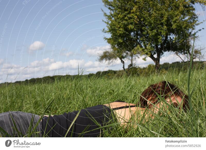 Frau liegt in einer Wiese Sommergefühl schlafen Siesta liegen Pause Müdigkeit faulenzen Erholung träumen genießen ruhen Gelassenheit entspannen chillen ausruhen