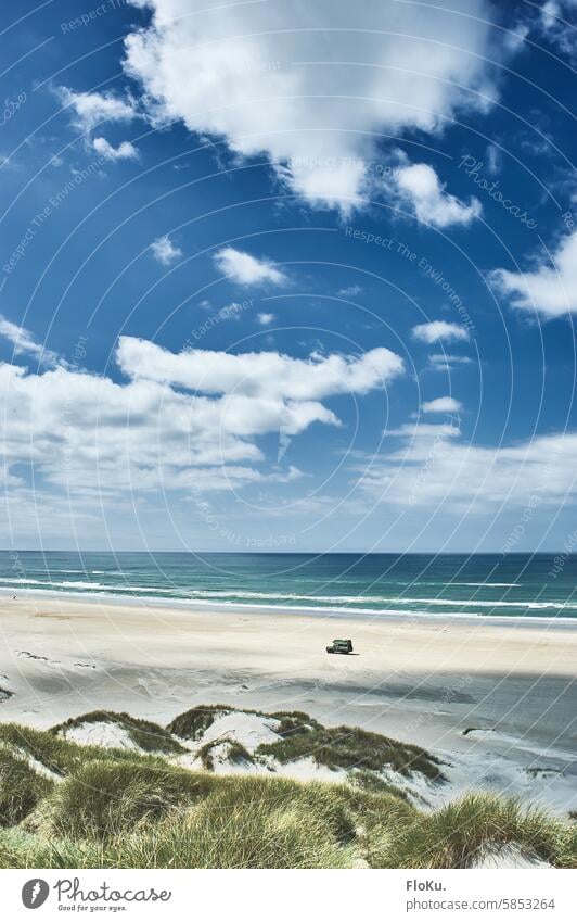 Auto auf dem Strand im Norden von Dänemark Küste Jütland Nordjütland Nordsee Nordseeküste Meer Himmel Landschaft Ferien & Urlaub & Reisen Wolken Natur Sand Düne