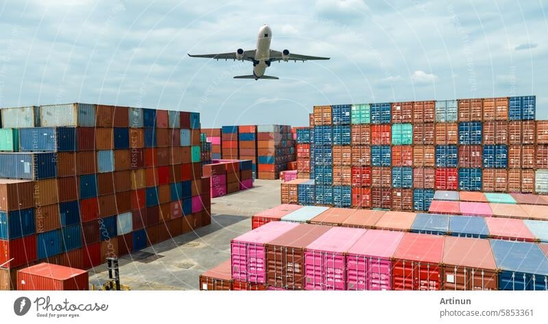 Flugzeug fliegt über Containerlogistik. Container-Krise. Güterverkehr. Logistische Industrie. Containerschiff für Exportlogistik. Container im Hafen für LKW-Transport. Luftverkehr.