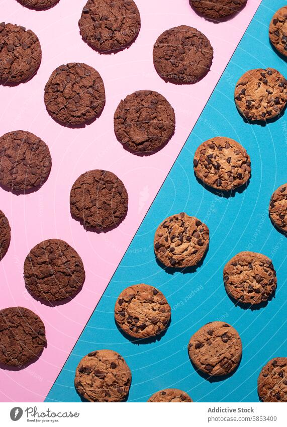 Hausgemachte Kekse auf rosa und blauer Oberfläche - Flat Lay Amerikanische Cookies Ordnung backen Gebackenes Dessert Gebackene Süßigkeiten Schokolade