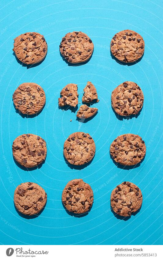Köstliche hausgemachte Chocolate Chip Cookies - Flat Lay Amerikanische Cookies Ordnung Gebackenes Dessert Gebackene Süßigkeiten blaue Oberfläche