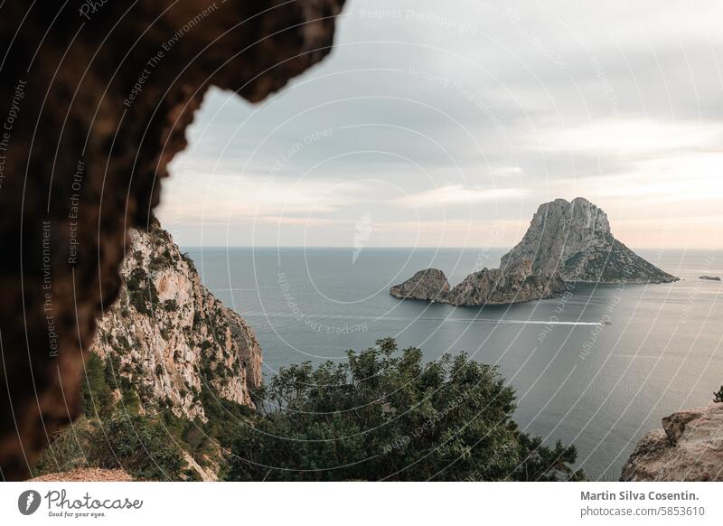 Sonnenuntergang bei Es Vedra und Es Vedranell auf Ibiza. Hintergrund Balearen Strand schön blau Wolken Küste Farbe Farben Konzept es vedra Inspiration