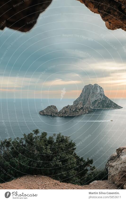 Sonnenuntergang bei Es Vedra und Es Vedranell auf Ibiza. Hintergrund Balearen Strand schön blau Wolken Küste Farbe Farben Konzept es vedra Inspiration