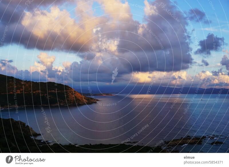 Korsika - Westküste im Abendlicht mit Wolken Mittelmeer Abendstimmung Wasser Küste Felsen Ferien & Urlaub & Reisen Landschaft Meer Blog Sommer Erholung