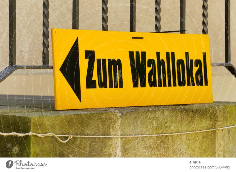 gelbes Schild mit Pfeil und Text "Zum Wahllokal" an einem Treppengitter befestigt zum Wahllokal Wahlen Stimmabgabe wählen wählen gehen Bundestagswahl Wahlraum