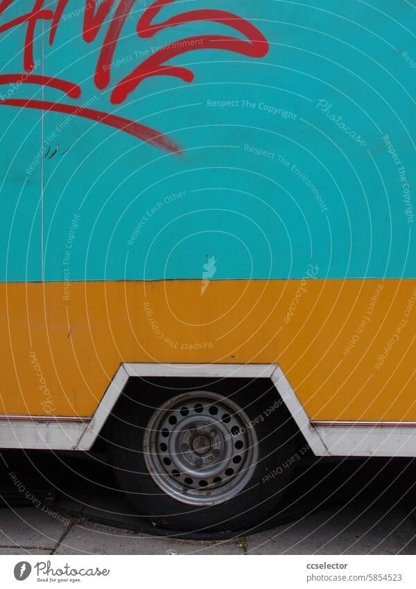 Detail eines fahrbaren Imbiss-Stands Farbe Außenaufnahme Farbfoto Menschenleer Tag mehrfarbig Graffiti Urbanes Leben Imbisswagen imbissstand abstrakt
