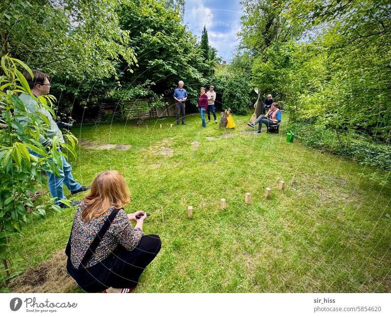 [HH Schregatour24] Taktische Spielpause strauch Bodenperspektive Garten grün Schwedenschach spielen