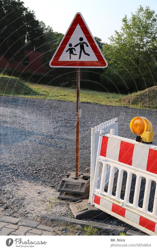 Baustelle Arbeit & Erwerbstätigkeit Verkehrsschild Verkehrszeichen Schilder & Markierungen Warnschild Sicherheit Absperrung Straßenbau Hinweisschild