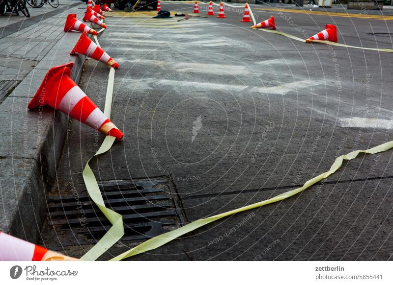 Fahrbahnmarkierungsarbeiten again abbiegen asphalt band bewegung ecke fahrbahnmarkierung fahren fahrrad fahrradweg flatterband fortbewegung gerade