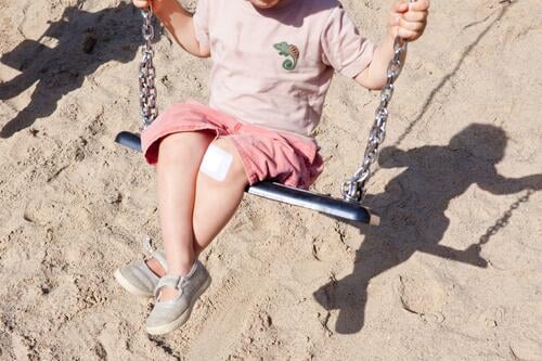 Enkel auf der Schaukel (mit Pflaster aufm Knie) chamissoplatz einzelkind familie ferien kinderspielplatz kleinkind licht sand sandkasten schatten schaukel