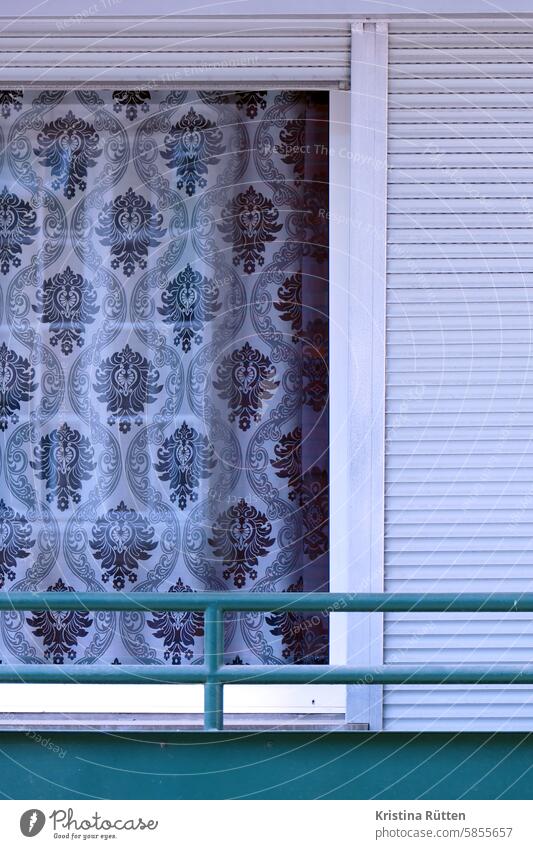 geländer, jalousie und ornamente fenster vorhang gardine jalousien rolladen gemustert balkon balkongeländer sichtschutz privatspähre wohnung wohnen leben