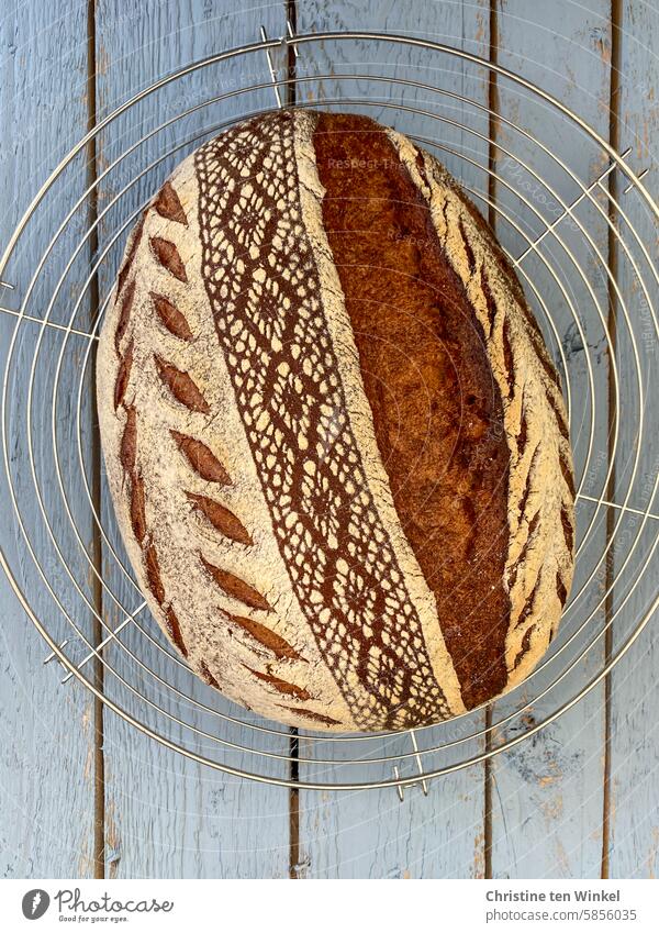 ein Laib Brot, hausgemacht und liebevoll verziert Brotlaib selbstgemacht aromatisch frisch rustikal Tradition brotzzeit Oberfläche schmackhaft bread scoring